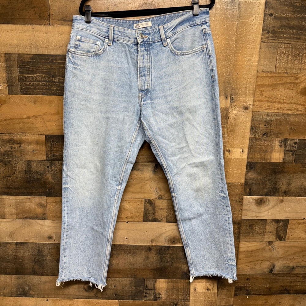 ZARA Denimwear Light Wash High Rise Frayed Hem Straight Leg Jeans Womens US 34
